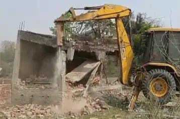 UP: चल रहा बाबा का बुलडोजर और टूट रहे अवैध साम्राज्य, प्रयागराज में भू-माफियाओं पर PDA की बड़ी कार्रवाई