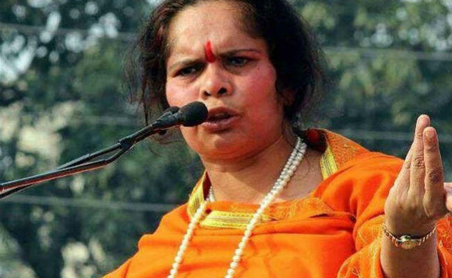 दादरी कांड : रवि की मौत पर राजनीति तेज, साध्वी प्राची पहुंची मृतक के गांव
