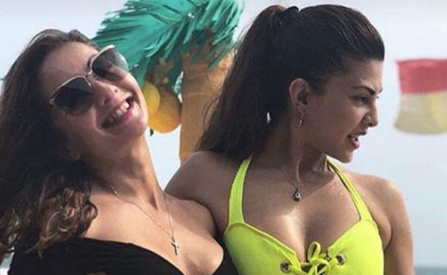 दोस्‍तों संग इंज्‍वॉय करती दिखीं जैकलीन फर्नांडीज, Sea Beach पर दिखा ग्‍लैमरस अवतार