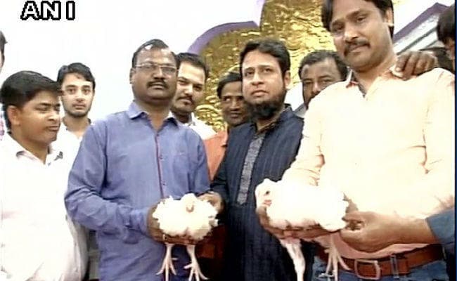 बूचड़खाने पर पाबंदी को लेकर मांस विक्रेताओं ने की स्वास्थ्य मंत्री से मुलाकात, हड़ताल जारी