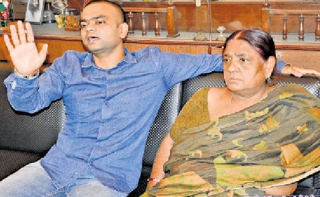 कुंती ने देवर बच्चा सिंह पर साधा निशाना, कहा – बच्चा बाबू के लिए परिवार नहीं, राजनीति व पैसा जरूरी
