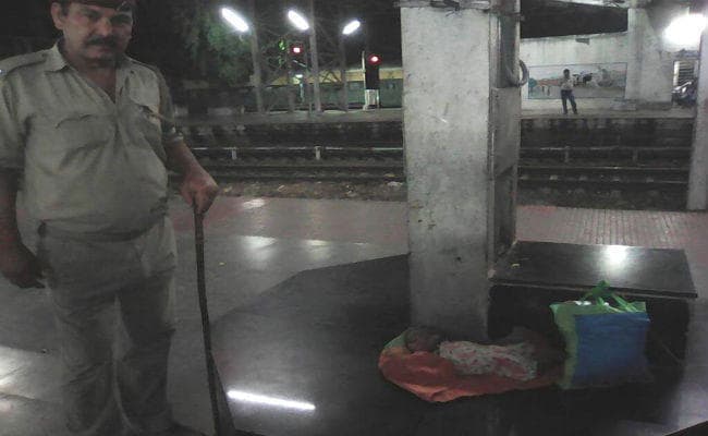 बोकारो : रात 11 बजे स्टेशन पर पुलिस को मिली छह माह की लवारिश बच्ची