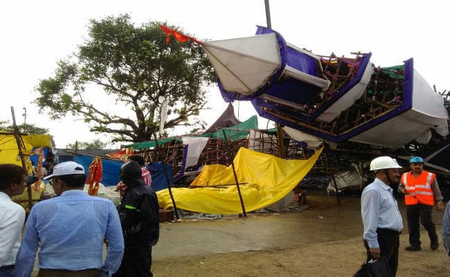 IN PICS : तेज हवाओं के साथ झारखंड में हुई मूसलाधार बारिश, कई जगह पूजा पंडाल गिरे