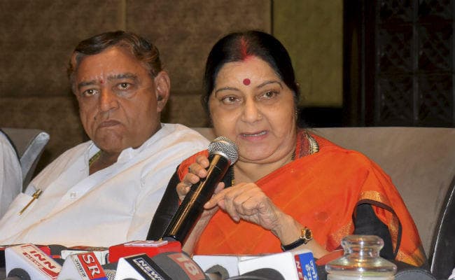 सुषमा का चुनाव नहीं लड़ने के फैसले के बाद Twitter पर भावुक हुए पति कौशल, कही ये बातें...