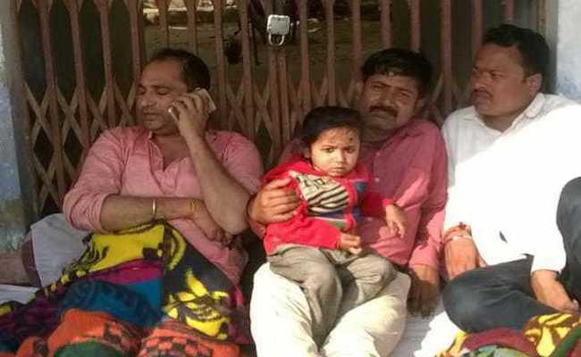 बिना रिश्वत के पानी तक पीना पसंद नहीं करता शिक्षा विभाग का यह अधिकारी, विरोध में शिक्षकों ने…
