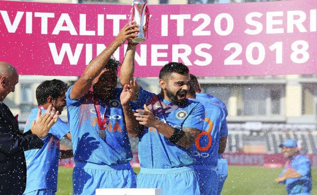 इंग्लैंड को शिकस्त देने के बाद विराट कोहली ने की गेंदबाजों की जमकर तारीफ, पांड्या को बताया लाजवाब
