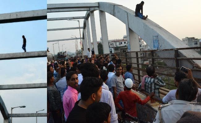 कुरकुरे, चिप्स लेकर जब सिरफिरा युवक बन गया ”वीरू”, तमाशबीन बनी रही पुलिस