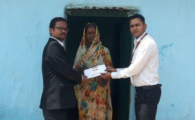 सेंटेविटा अस्पताल कर्मियों की ओर से शहीद विजय सोरेंग के परिवार को आर्थिक मदद
