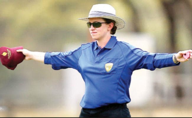 मैन्स क्रिकेट में अंपायरिंग करने वाली पहली महिला अंपायर बनीं क्लेयर पोलोसाक