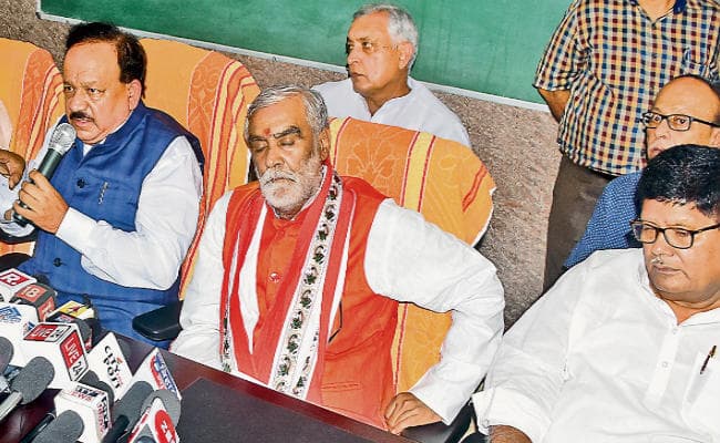 मुजफ्फरपुर : केंद्रीय मंत्री की प्रेसवार्ता में स्वास्थ्य राज्य मंत्री व नगर विकास मंत्री ले रहे झपकी, दिखाये गये काले झंडे