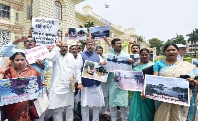 मॉनसून सत्र : बाढ़ को लेकर विपक्षी सदस्यों का सदन के बाहर और अंदर हंगामा, कहा…