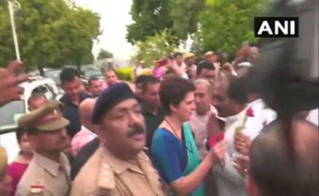 सोनभद्र गोली कांडः मृतकों के परिजनों से मिलने के लिए उम्भा पहुंचीं कांग्रेस महासचिव प्रियंका गांधी