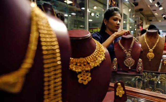 सोने के बढ़े भाव से बिक्री में आयी 50% तक की गिरावट, आने वाले दिनोंं में और तेजी आने की संभावना है