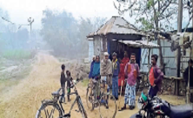 विकास के दावे डम्हेली में चिढ़ा रहे मुंह, सड़क के लिए तरस रहें ग्रामीण