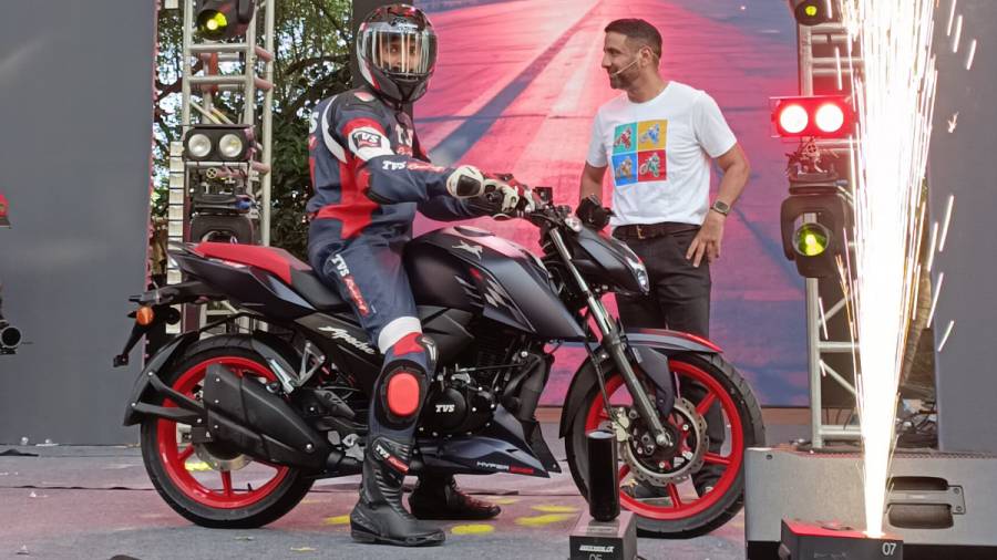 Apache RTR 160 4V ने लॉन्च होते ही मचाया धूम, 140Kmph की टॉप स्पीड के साथ हवा से करती है बात!