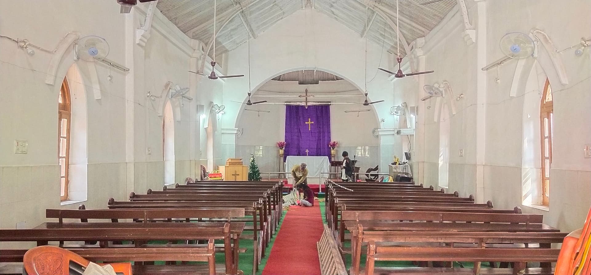पश्चिमी सिंहभूम : प्रेम बांटकर शांति का संदेश देता है लाल गिरजाघर, एंग्लो रेलवे पदाधिकारियों ने की थी निर्माण