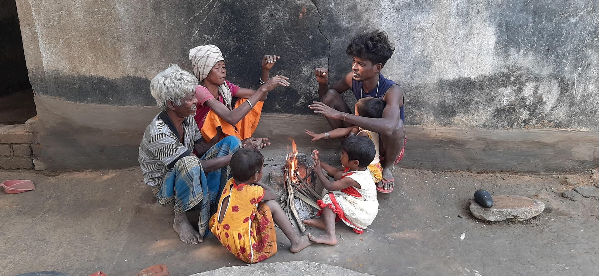 घाटशिला : ठिठुरती ठंड में कोई बरामदा में, तो कोई जमीन पर गुजारते हैं रात