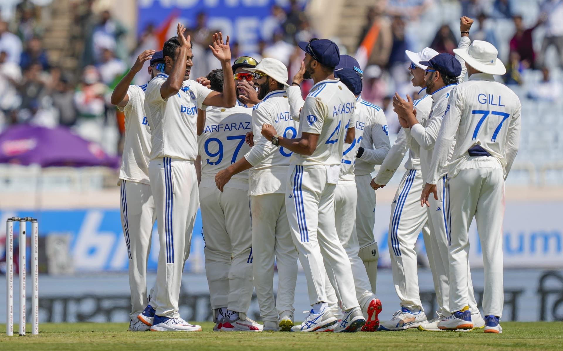 IND vs ENG: जो रूट ने जमाए पांव, ओली रोबिनसन ने भी जड़ दिया अर्द्धशतक, भारत को विकेट की तलाश