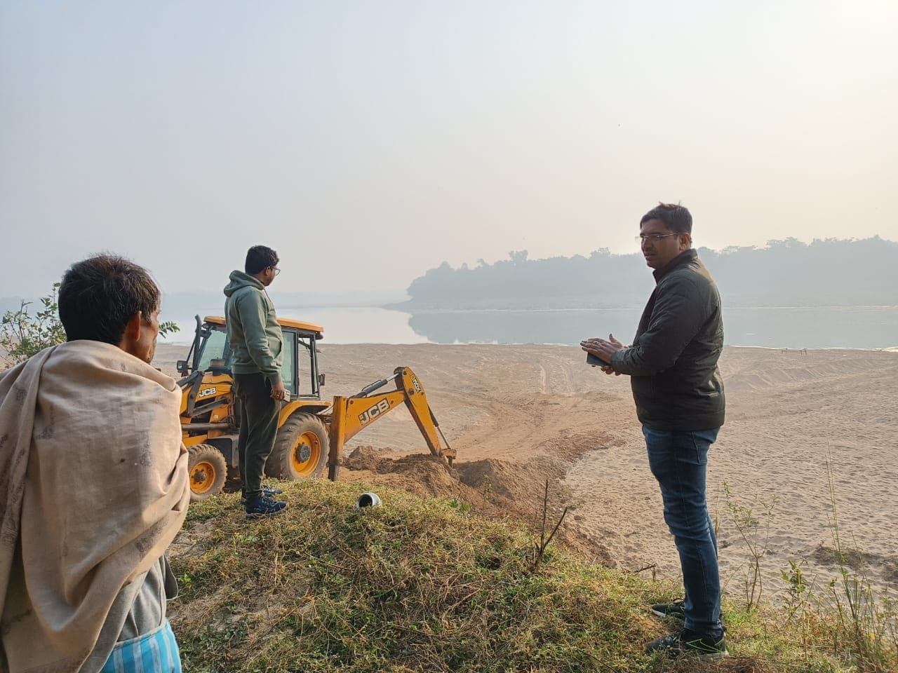 पूर्वी सिंहभूम : अवैध बालू खनन के खिलाफ छापेमारी, पुलिस ने रास्ता अवरुद्ध किया
