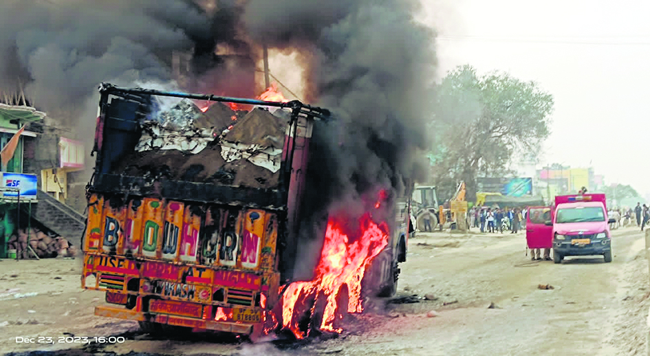 कैमूर में ट्रक की चपेट में आने से बाइक सवार मां-बेटे की मौत, भीड़ ने ट्रक में लगाई आग, तीन घंटे जाम रहा NH 2