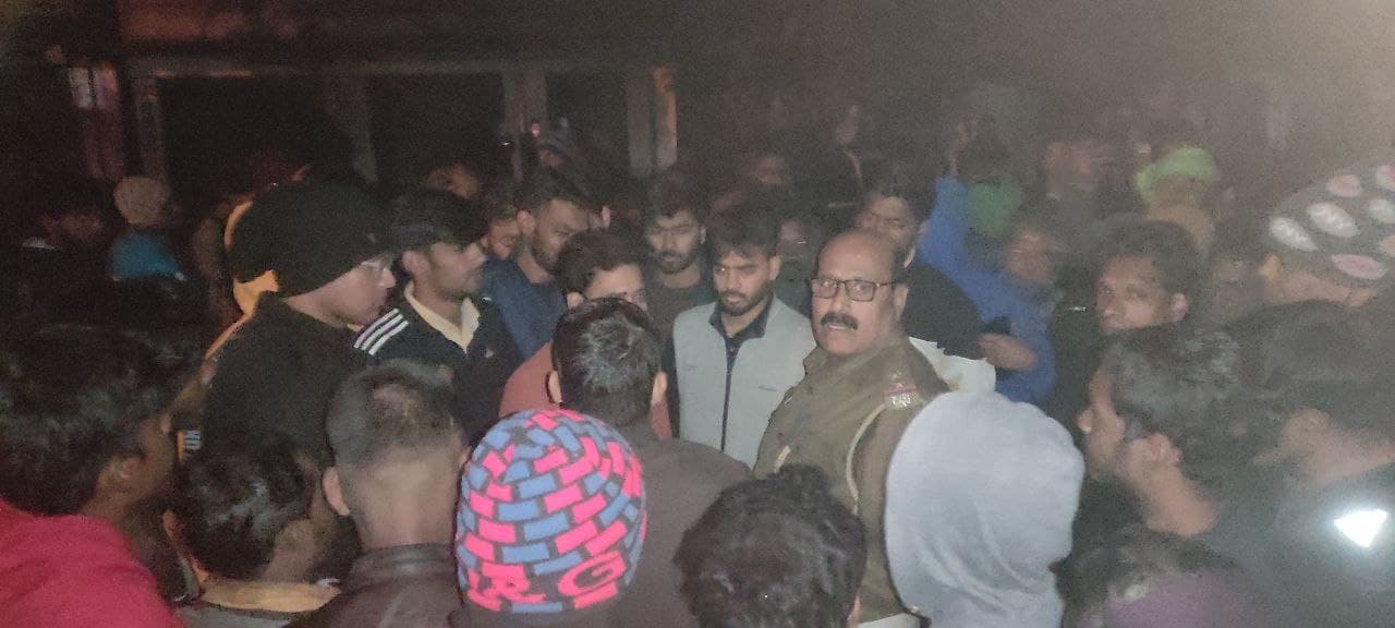 गिरिडीह : सिंदरी में हाइवा से कुचलकर बीआइटी स्टूडेंट की मौत, विरोध में सड़क जाम