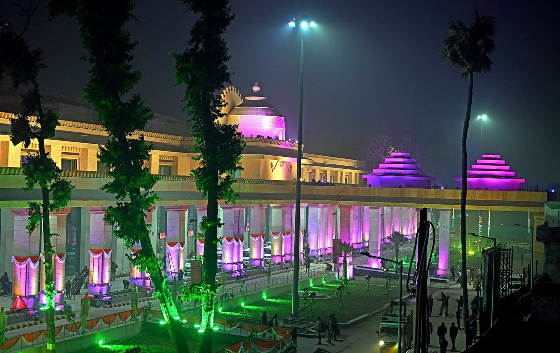 अयोध्या धाम जंक्शन पर झलक रही राम मंदिर की छवि, देखें मनमोहक तस्वीरें