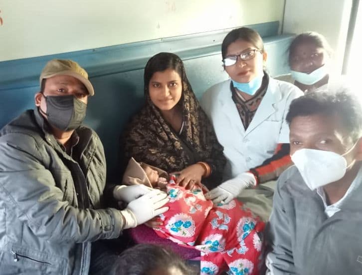 Prayagraj News: ट्रेन में किलकारी, प्रयागराज स्टेशन पर बिहार की सायरा खातून बनीं मां, रेलवे ने दी बधाई