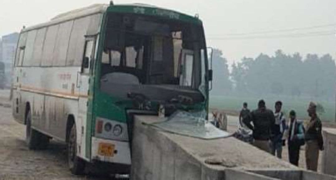 Bareilly News: लखनऊ से बरेली आने वाली बस डिवाइडर से टकराई, एक दर्जन यात्री घायल