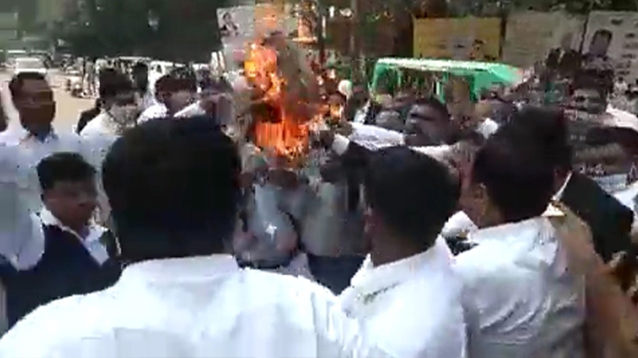Lucknow News: लखनऊ बार के वकीलों ने फूंका CM योगी का पुतला, पुलिस से तीखी बहस, जानें क्यों?