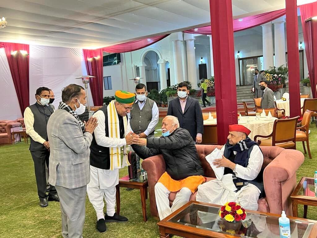 मोहन भागवत के साथ नेताजी की फोटो पर सियासी संग्राम, कांग्रेस का हमला तो सपा ने याद दिलाया शिष्टाचार
