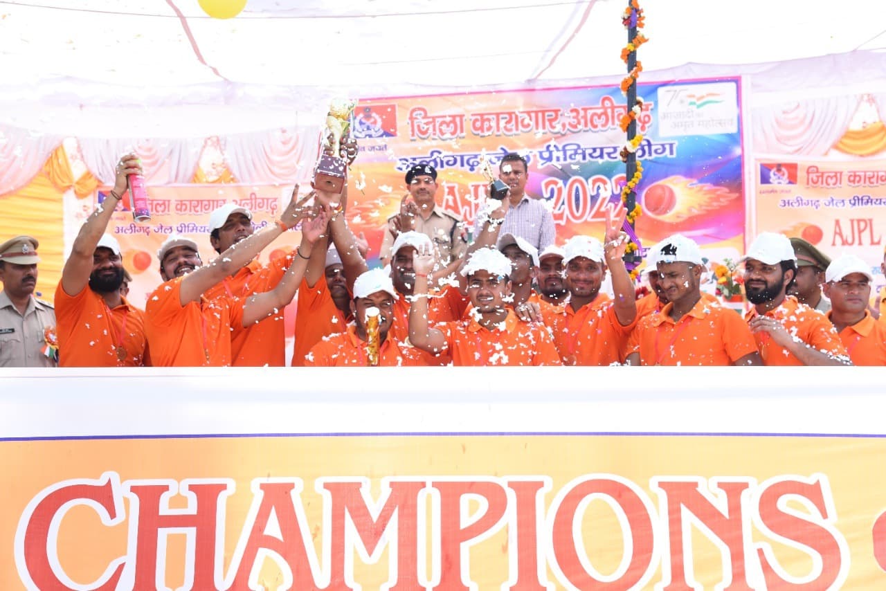IPL की तर्ज पर अलीगढ़ में हुआ जेपीएल, कैदियों ने खूब उड़ाए चौके-छक्के, राइटर पैंथर्स ने जीता खिताब