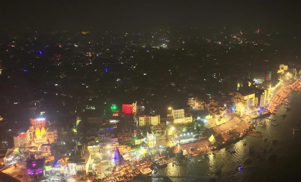 देव दीपावली : वाराणसी के घाट 12 लाख दीये से रोशन, 70 देशों के राजदूतों ने देखी भारत की जगमग परंपरा