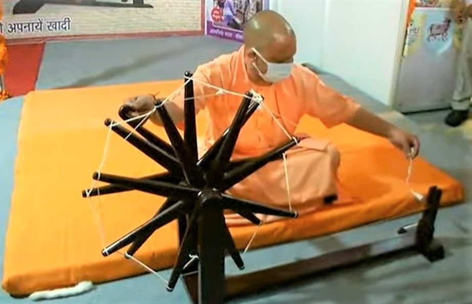 Lucknow News: सीएम योगी ने चलाया चरखा, काता सूत, कुछ इस तरह से दिया खादी को बढ़ावा देने का संदेश