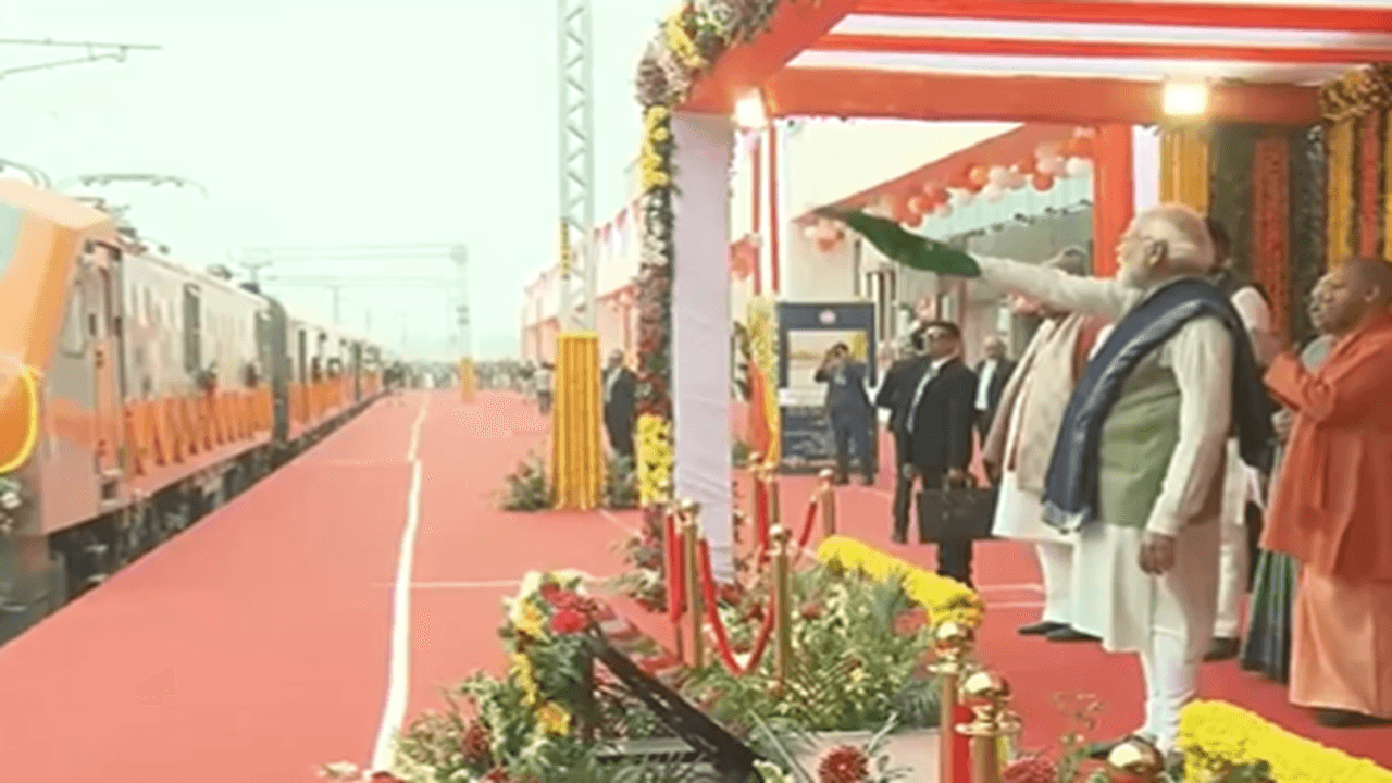 अयोध्या से पीएम मोदी ने अमृत भारत ट्रेन को दिखाई हरी झंडी, बिहार के यात्रियों को होगा फायदा, देखे तस्वीरें