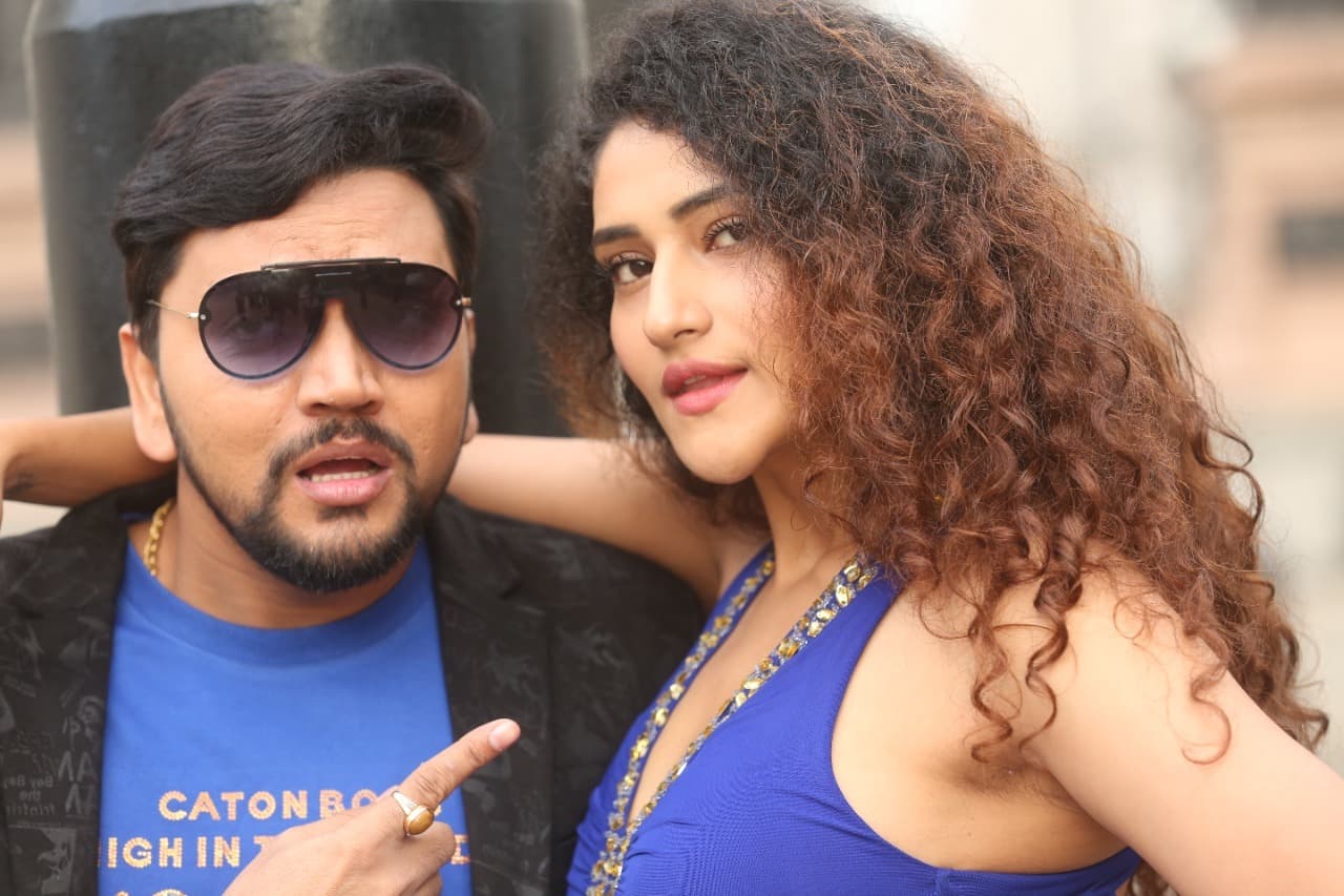 Bhojpuri Film : गुंजन सिंह और ब्रिटिश अभिनेत्री क्रिस्टिना का हुआ Photo Viral, दोनों कर रहे हैं ‘पैक-अप’