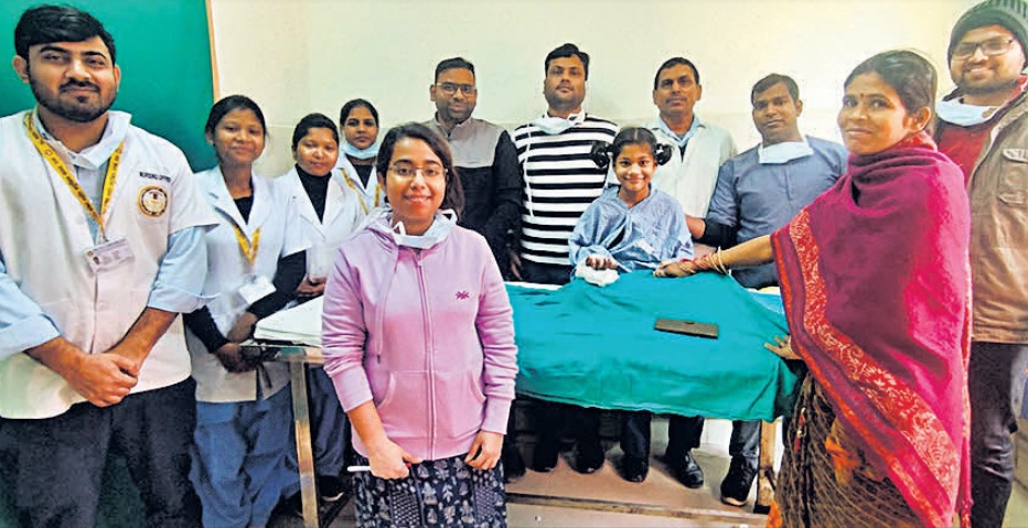 चारा मशीन से कटी बच्ची की कलाई को पटना एम्स के डॉक्टरों ने सर्जरी कर जोड़ी, वापस लौटी मुस्कान