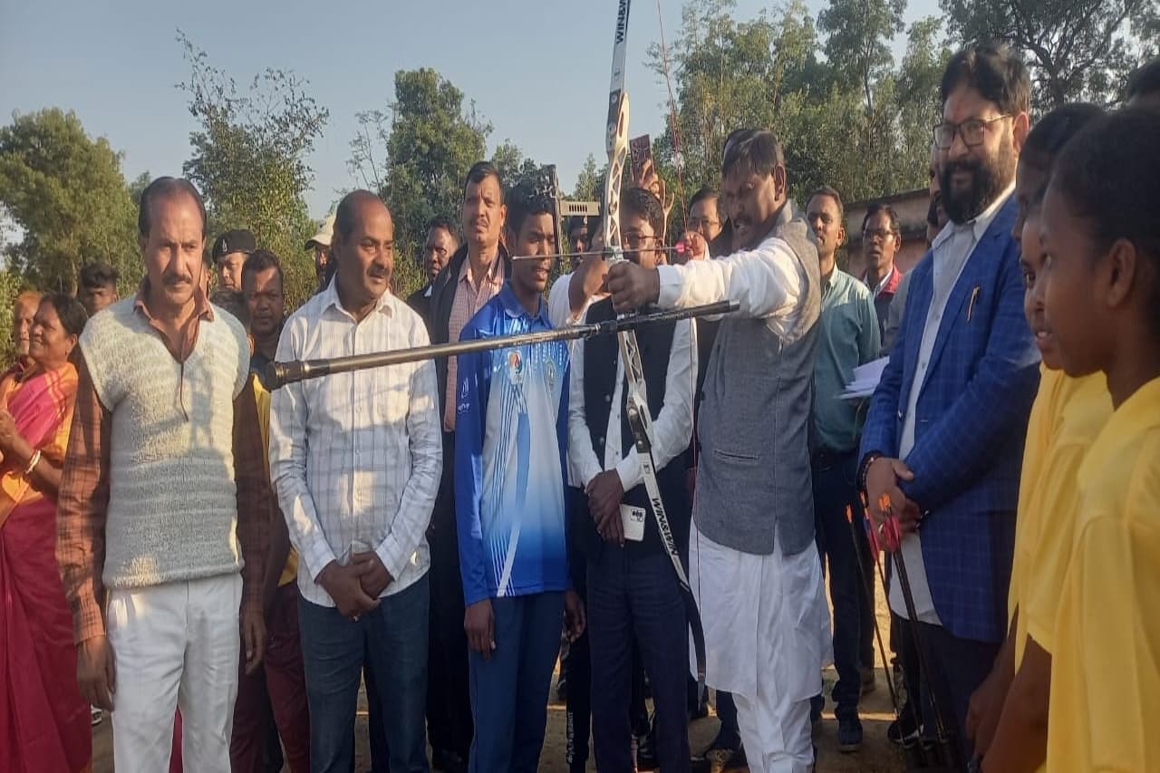 झारखंड: केंद्रीय मंत्री अर्जुन मुंडा ने तीरंदाजों का बढ़ाया हौसला, ग्राउंड में शेड व शौचालय का किया शिलान्यास