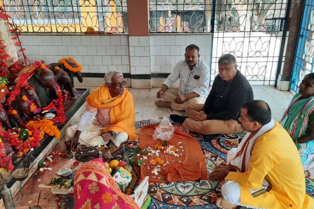 WB : रेल हादसों और रेल लाइन पर मारे गए लोगों की आत्मा की शांति के लिए ईशान चंडी मंदिर में शांति पूजा का आयोजन