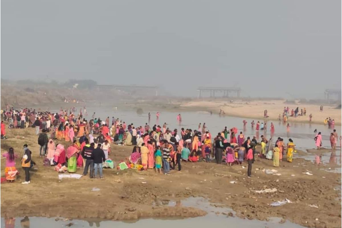 PHOTOS : बीरभूम के अजय नदी में लाखों श्रद्धालुओं ने लगाई आस्था की डुबकी,बाउल गायकों का हुआ समागम