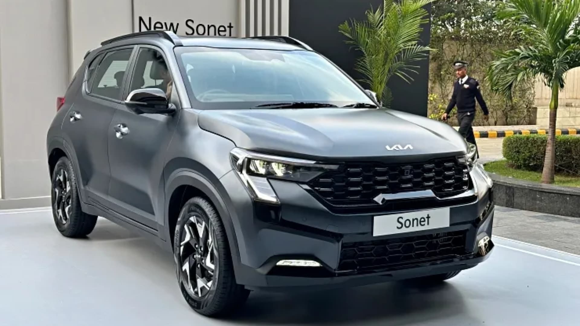 KIA Sonet Facelift के लॉन्च होते ही मार्केट से आउट हो जाएगी नेक्सन और वेन्यू! जानें क्या है नया फीचर्स