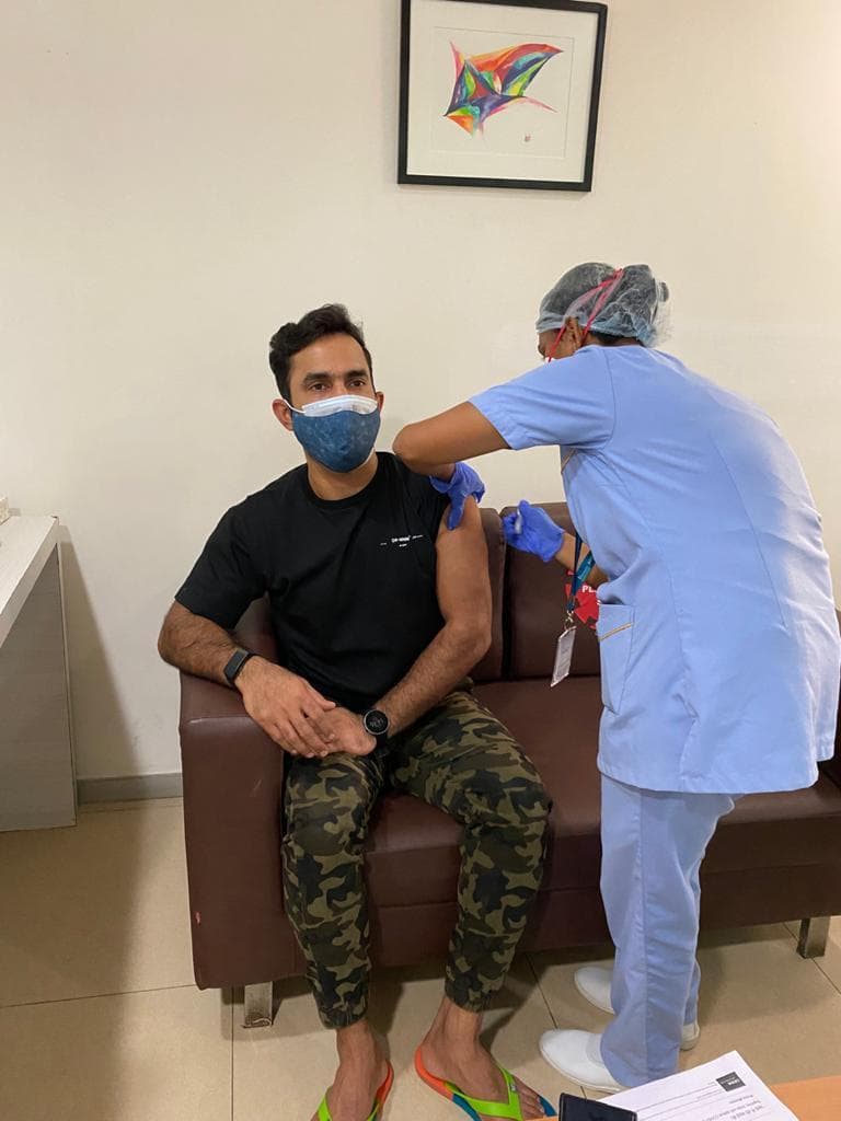 दिनेश कार्तिक ने लगवायी वैक्सीन तो इस ऑस्ट्रेलियाई क्रिकेटर ने किया ट्रोल, मिला तगड़ा जवाब