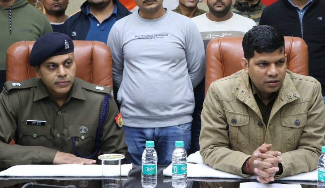 मेरठ में दसवीं पास दरोगा की करतूत, दुकानदार से 20 हजार वसूले, पुलिस ने SSP का नाम पूछा तो उगली सच्चाई मेरठ में दसवीं पास दरोगा की करतूत, दुकानदार से 20 हजार वसूले, पुलिस ने SSP का नाम पूछा तो उगली सच्चाई