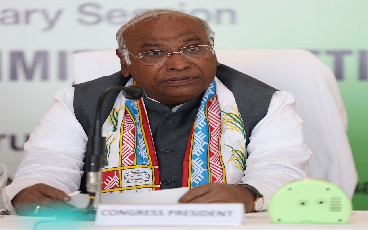 Mission 2024: ‘देश के सामने बड़ी चुनौती, संविधान और लोकतंत्र पर मंडरा रहा खतरा’, CWC की बैठक में खरगे