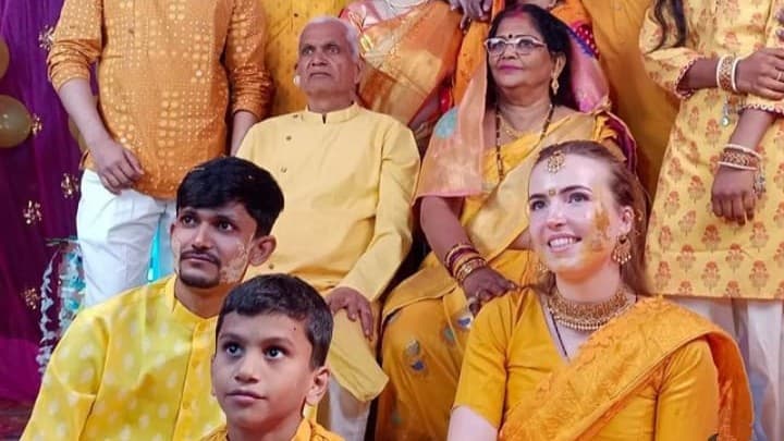 UP News: फतेहपुर के हार्दिक से नीदरलैंड की गबरीला ने रचाई शादी, हल्दी में खूब नाची विदेशी दुल्हनिया