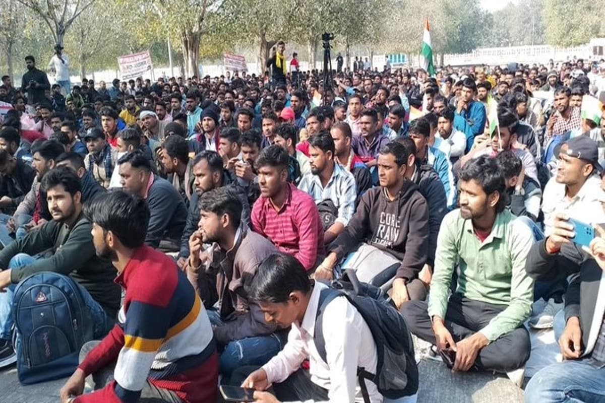 UP Police Bharti : लखनऊ में अभ्यर्थियों का जोरदार प्रदर्शन, री-एग्जामिनेशन की मांग की