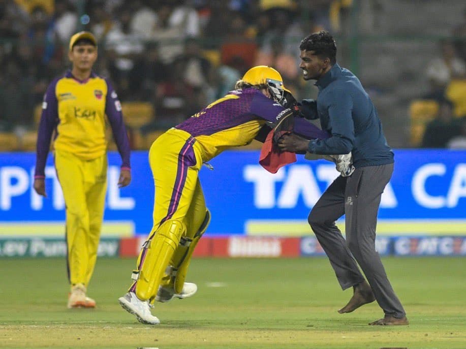 WPL 2024 में बखेड़ा, मैदान में घुसा शख्स, इस क्रिकेटर ने ‘बाहुबली’ बनकर सिखाया सबक