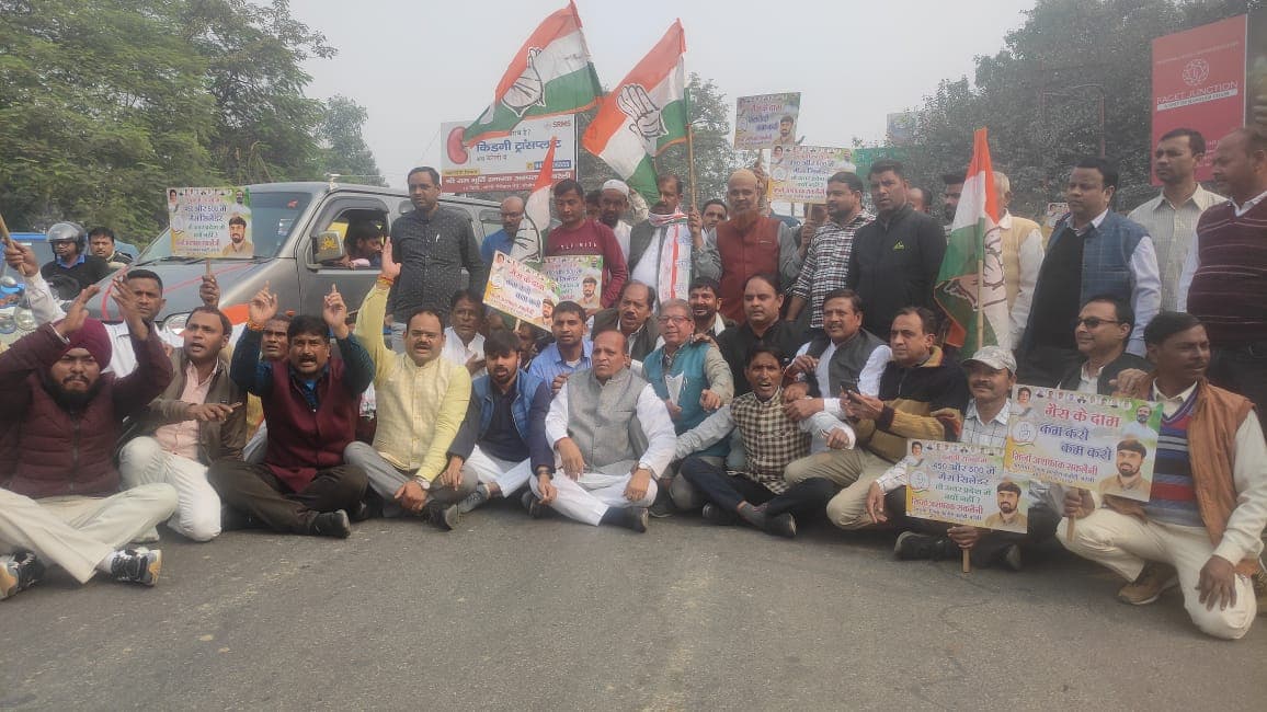 बरेली: बढ़ती महंगाई के विरोध में सड़कों पर उतरी कांग्रेस, BJP पर लगाया चुनावी राज्यों में झूठे वायदों का आरोप