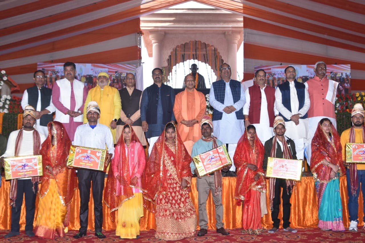 सीएम योगी बोले- सरकार के संवेदनशील होने पर होती है गरीब की सुनवाई, विकास में बाधक कुरीतियों को नहीं पनपने दें