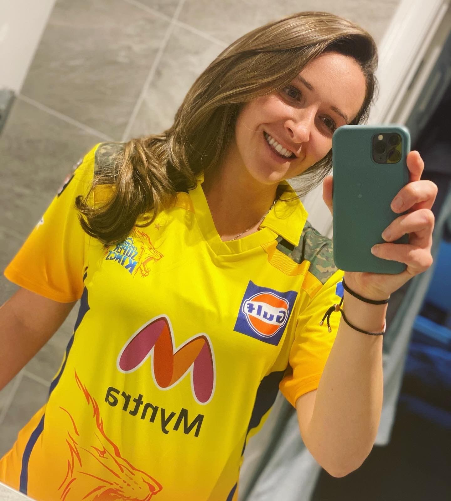 IPL 2021 के सस्पेंड होने से उदास थी इंग्लैंड की ये महिला खिलाड़ी तो धौनी की CSK ने भेजा खास गिफ्ट
