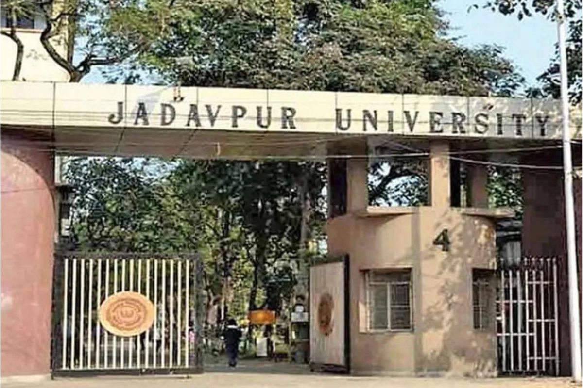 पश्चिम बंगाल : जादवपुर यूनिवर्सिटी के वीसी काे लेकर दुविधा में हैं अधिकारी,कल होगी कामकाज को लेकर अहम बैठक